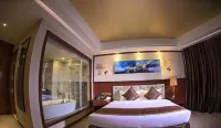 Star World Hotel - parking
