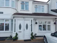 Apple House Wembley Twin Room Shared Bathroom Hotels in Edgware