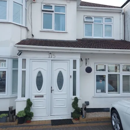 Apple House Wembley Twin Room Shared Bathroom