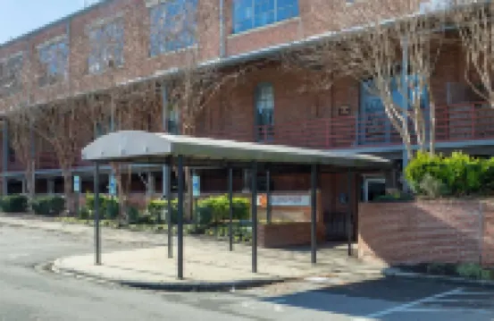 在時髦的倉庫區域的閣樓生活