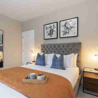 Elliot Oliver - Stylish Loft Style Two Bedroom Apartment with Parking Rooms