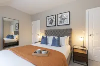 Elliot Oliver - Stylish Loft Style Two Bedroom Apartment with Parking