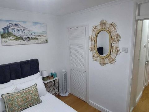 Luxury 5 Bedroom 2 BA House with Parking