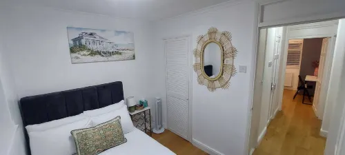 Luxury 5 Bedroom 2 BA House with Parking Hotels in Sandhurst