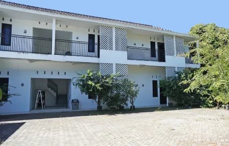 Hotel O Kost Putih Syariah Отели в г. Sukorejo