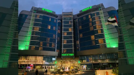 Holiday Inn Abu Dhabi Отели рядом с достопримечательностью «Мост Шейха Заеда»