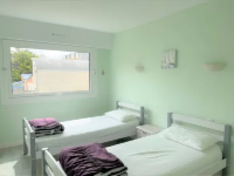 Large 4-person 1st floor apartment on the seafront.  FROM SATURDAY TO SATURDAY