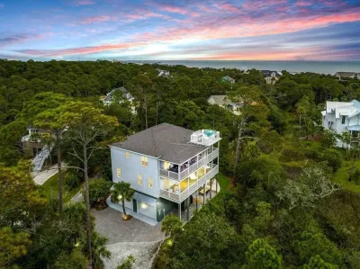 Red Sunsets Ocean Breezes Luxury Furnishings Hotels near Public Beach Access - 2nd St E