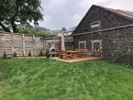 Stylish Eifel house at the Nürburgring with its own garden Отели рядом с достопримечательностью «Cono's Paradise»