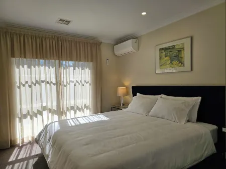 Two-bedroom duplex in central Canberra Отели рядом с достопримечательностью «Австралийский военный мемориал»