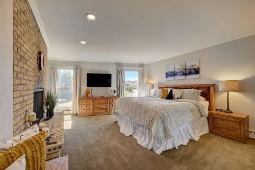 Spacious 2B-2B Condo in WP - Mtn. Views, Hot Tub / Pool, Free Shuttle, Walkable