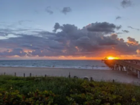 4/3 House with Beautiful Pool/Tropical Paradise/Short Walk to Beach/Restaurants