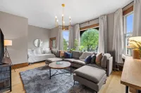 Style and Luxury - Unbeatable Location UWM English as a Second Language Program附近的飯店