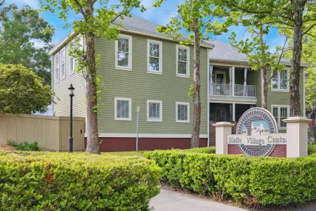 Haile Yeah! 1BR 1BA Guest Suite in Haile Village Отели в г. Haile Plantation