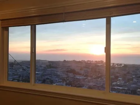 BRAND NEW - ENTIRE FLOOR w/ OCEAN Beach View and PARKING! Отели рядом с достопримечательностью «Дэвидсон, Маунт»