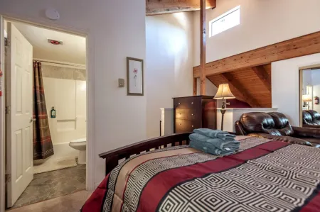 Rare Heavenly 2Br*Lake Views*Shuttle Access*Dog OK