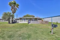 Ideally located dog-friendly home near the beach & town with gas grill & WiFi Hotels in Rockport