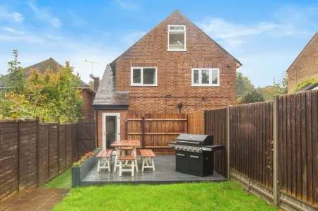 Modern Serenity in Langley Vale Отели в г. Эпсом