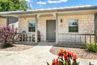 Tranquil Retreat - Shared Hot Tub/Pool Access in Town