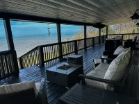 Panoramic Deck and Theatre Room - Gorgeous Cliffside Escape Hotels in Brownhelm Township