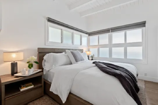 Ocean Views and Cozy Comfort - Stunning Beachfront Hideaway