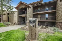Enchanting Forest Views and Resort Amenities - Charming Nature Retreat Hôtels à : Comte de Deschutes