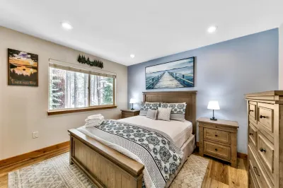Beautiful Yard, BBQ, Cozy Fireplace - Stunning Mountain Retreat Hôtels à proximité de : Observation Deck Heavenly Ski Resort
