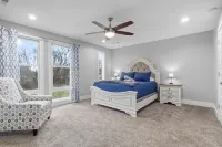 Private Entrance and Dual-Master Suite - Luxury Modern Townhome Hotels in Clarksville