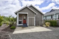Open Concept Living and Back Porch Enjoyment - Charming Coastal Retreat Các khách sạn ở Ocean Shores
