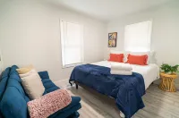 Comfortable Kitchen and Proximity to Attractions - Stylish Cozy Retreat Hotel di Citrus Park