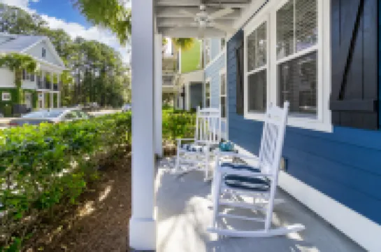 Elegant Townhouse with Modern Kitchen and Scenic Decks - Stunning Retreat