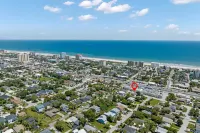 Smart TVs, Wifi, Fire Pit, and Games - Stylish Coastal Retreat