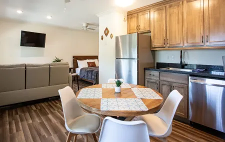 Charming Studio Getaway with Modern Kitchen - Cozy Hideaway