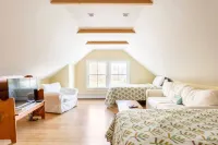 Cozy Farmhouse Nestled Between Stowe and Waterbury Hotels in Waterbury Center