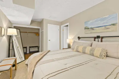 Panoramic River Views and Luxurious Amenities - Stunning Hilltop Escape