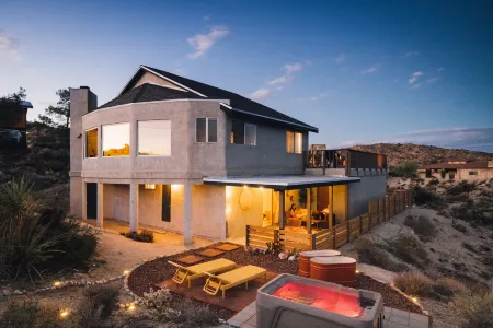 Captivating Views and Hot Tub Oasis - Stunning Desert Retreat