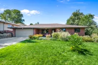 Charming Outdoor Oasis with Deck and Grill - Serene Retreat Hotels in Arvada