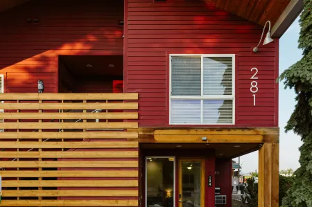 Modern Suites with Fully-Equipped Kitchens - Stylish Boutique Hotel Отели в г. Калиспелл