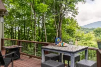 Stunning Mountain Views and Relaxing Hot Tub - Charming Escape