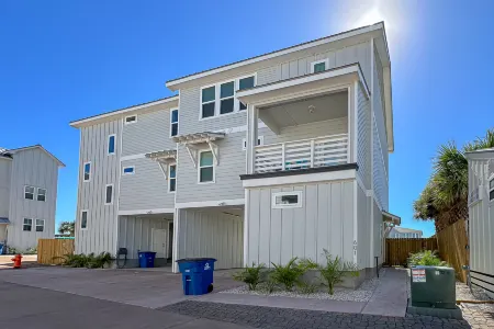 Shared Pool, Golf Cart Included, Pet Friendly Отели рядом с достопримечательностью «Fly It Port ' A»