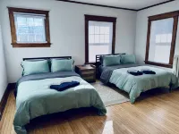 Spacious Living Areas and Cozy Atmosphere - Charming Group Retreat Karabin Farms附近的飯店