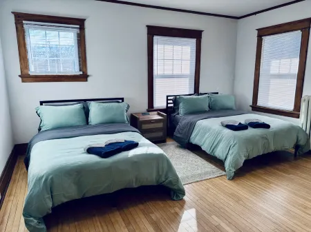 Spacious Living Areas and Cozy Atmosphere - Charming Group Retreat Отели рядом с достопримечательностью «Karabin Farms»