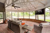 Sparkling Pool and Scenic Lake Views - Exquisite Waterfront Retreat Hotels in Steele Creek