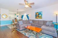 Spacious Apartment with Golf Course Views - Charming Getaway Hotels in Horry County