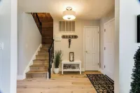 CHARMING 3 BEDROOM LAKE FRONT HOUSE WITH FAST WIFI IN DISCOVERY BAY