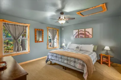 Stunning Mountain View and Inviting Fireplace - Cozy Rustic Retreat Hotels in 