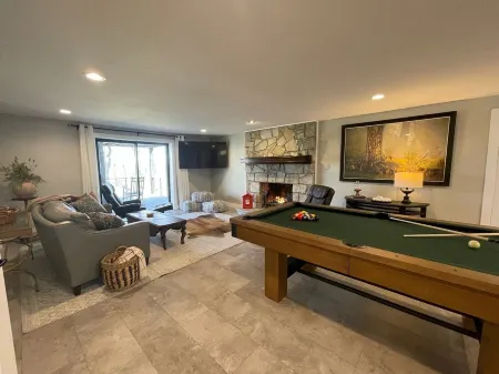 5 STAR, newly renovated, long range mountain view, central to Highlands/Cashiers