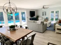 The Pelican Villa | Large Pool + Firepit! 유노 비치 공원 주변 호텔