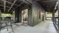 Charming Vintage Haven - Classic Elegance and Modern Comfort Hotels in White County