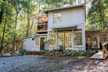 Wooded Acres and Unique Handmade Touches - Charming Eco Retreat